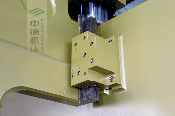 ZDP-20050加厚型滑塊導(dǎo)軌，強(qiáng)有力的保持滑塊間隙，有效減少工作時(shí)的抖動(dòng).jpg