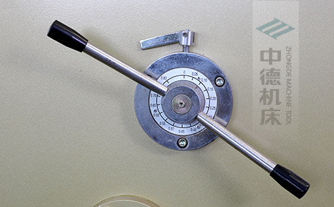 ZDS-1032剪板機(jī)刀片間隙手動(dòng)調(diào)節(jié)器，刻度清淅，調(diào)節(jié)省力又簡(jiǎn)便.jpg