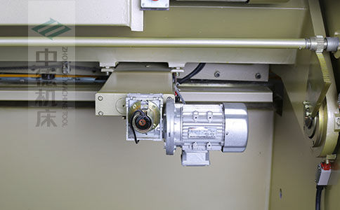 ZDS-1032剪板機(jī)后檔料結(jié)構(gòu)，平行度高，并采用國(guó)內(nèi)一流品牌軸承，耐磨抗壓壽命長(zhǎng).jpg